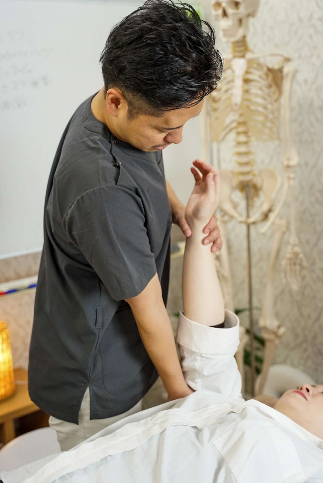 手のしびれは腰痛が原因だった？奈良の整体プロフェッショナルの先生が語る手のしびれ改善のヒント！治療しない治療院